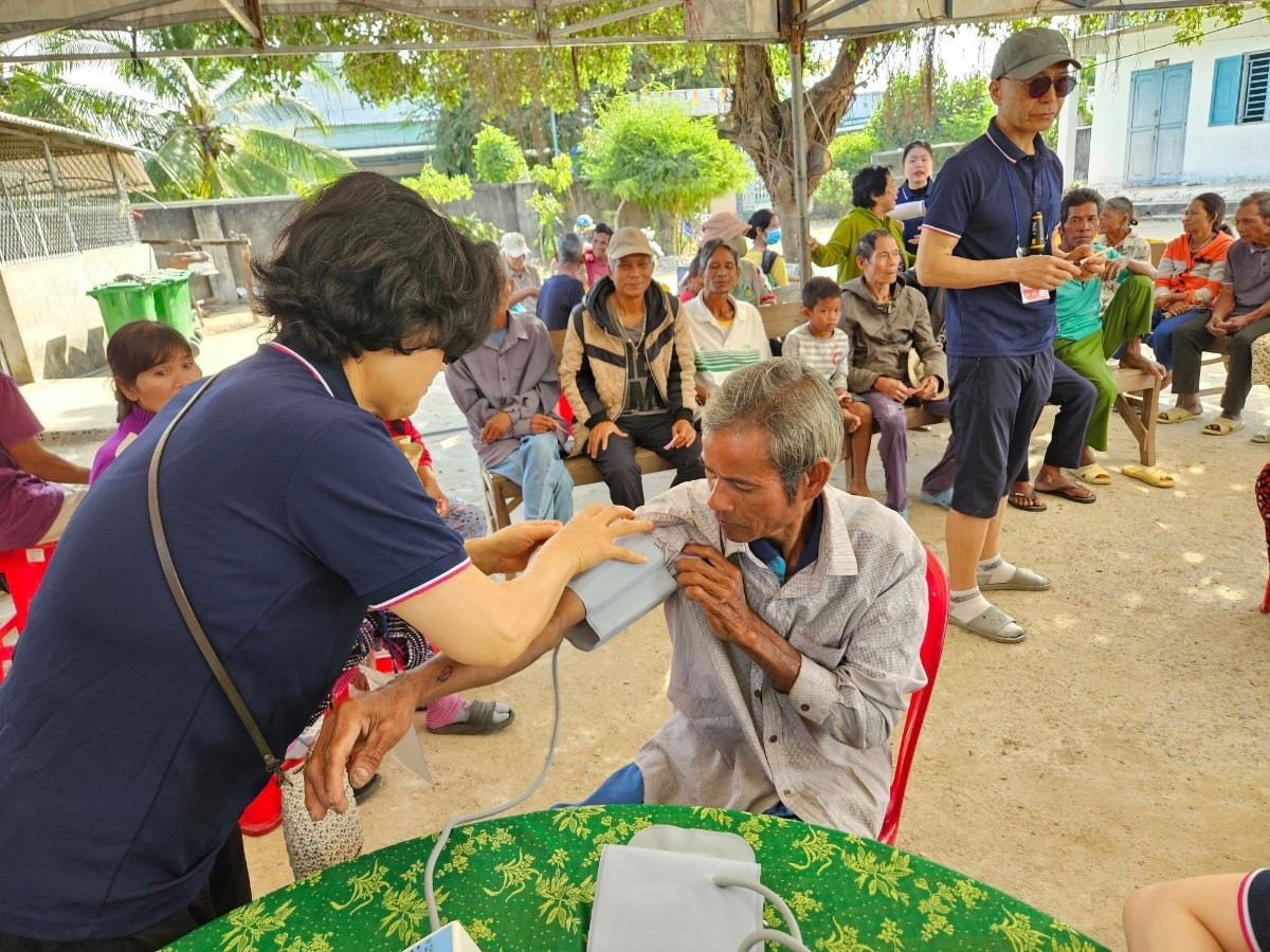 Đồng bào dân tộc khó khăn tại tỉnh Ninh Thuận được khám bệnh và phát thuốc miễn phí.