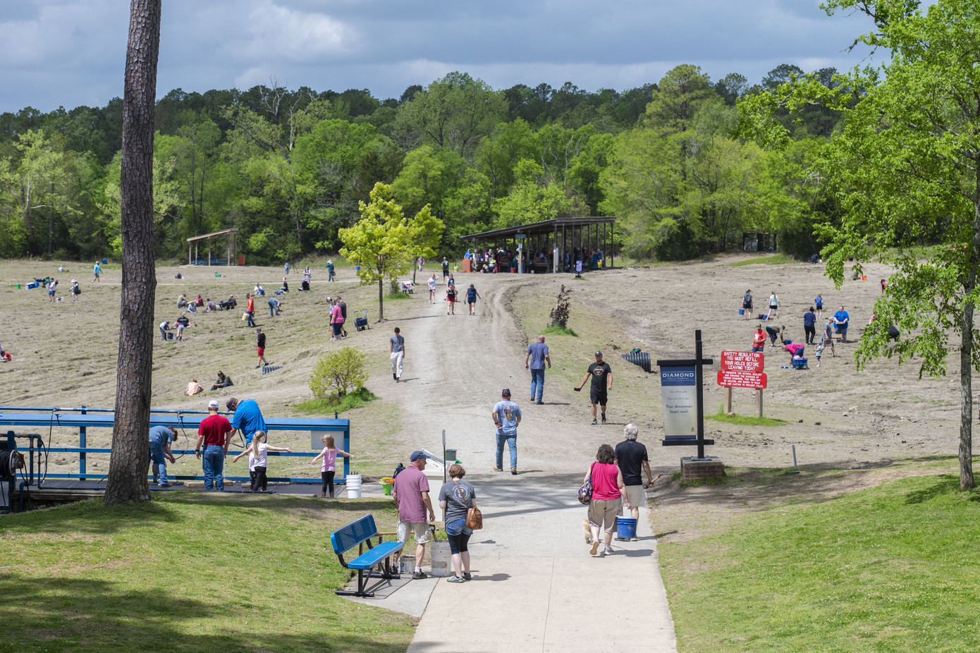 Du khách tham quan và tìm kiếm kim cương ở Công viên bang Crater of Diamonds ở Arkansas.
