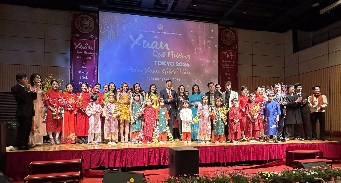 Đoàn nghệ thuật biểu diễn phục vụ cộng đồng người Việt tại Tokyo, Nhật Bản.