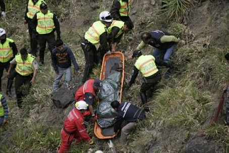 Lực lượng cứu hộ Ecuador đang đưa các nạn nhân ra khỏi khe núi hôm 26-12. Lực lượng cứu hộ Ecuador đang đưa các nạn nhân ra khỏi khe núi hôm 26-12
