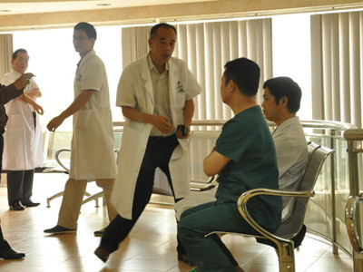 Rất đông người Trung Quốc tại phòng khám Hiệp Hòa khi đoàn kiểm tra đến . Ảnh: Thanh Tùng