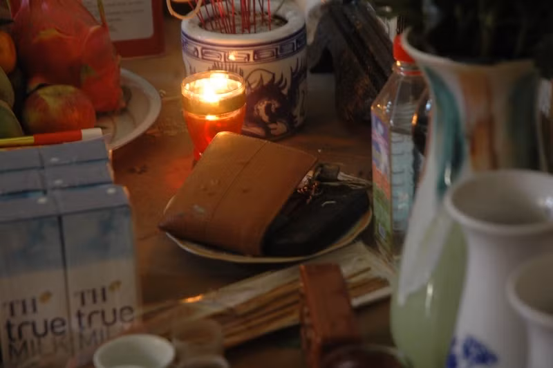 Trên bàn thờ vẫn còn một số vật dụng cá nhân của hai vợ chồng đã khuất