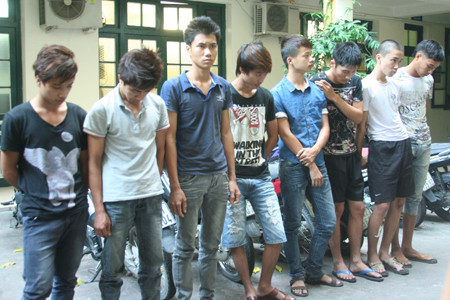 Tám quái xế bị bắt giữ. Tám quái xế bị bắt giữ