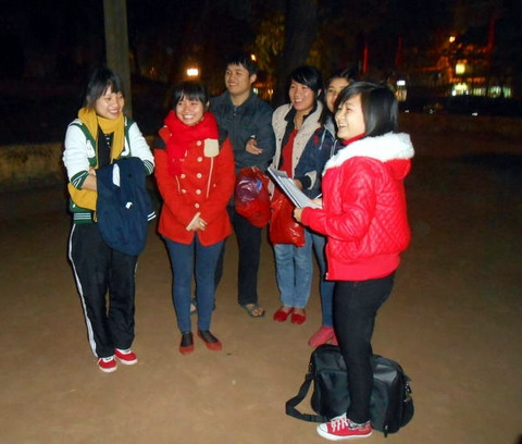 Các bạn sinh viên tình nguyện đang tập văn nghệ cho chiến dịch Tết trọn niềm vui