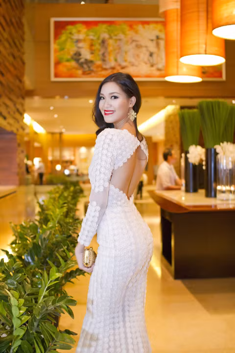 Cô chọn đầm trắng tinh tế, khéo léo khoe lưng trần nuột nà