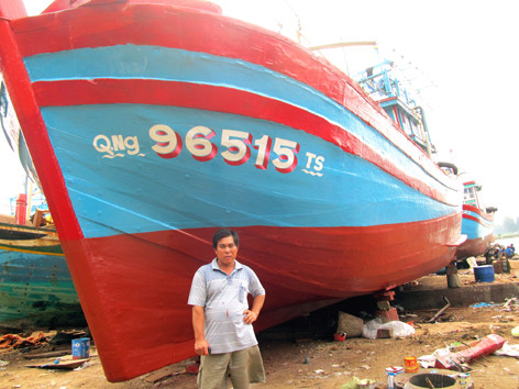 Tỷ phú Nguyễn Gia Viên bên con tàu đang sơn sửa để tiếp tục ra khơi. Ảnh: Nam Cường - Anh Thư. Tỷ phú Nguyễn Gia Viên bên con tàu đang sơn sửa để tiếp tục ra khơi. Ảnh: Nam Cường - Anh Thư