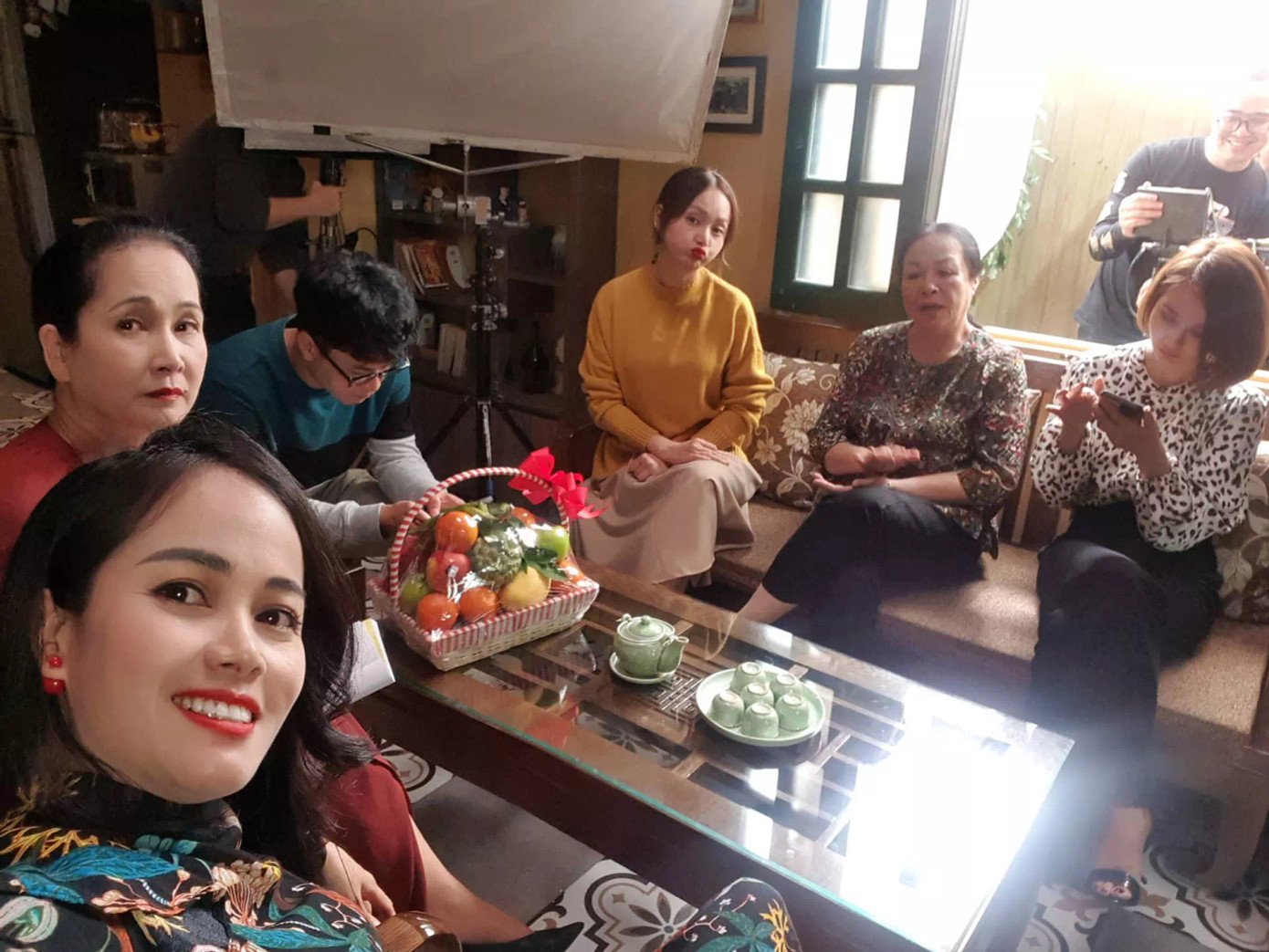 Hình ảnh hậu trường cảnh Thương tới xin lỗi gia đình bà Nga.