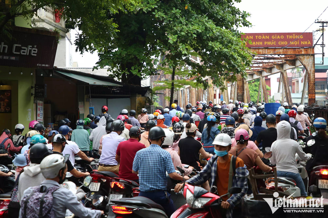 Theo Công ty CP Đường sắt Hà Hải (đơn vị quản lý cầu Long Biên), đơn vị đã cho lắp đặt các dải phân cách tại hai đầu cầu làm hẹp lòng đường ngăn xe 3 bánh, xe thồ đi lên. Đơn vị quản lý cầu cũng cho lắp cố định 2 cột sắt bắt vít xuống mặt đường để người dân không tự ý di chuyển dải phân cách. Theo Công ty CP Đường sắt Hà Hải (đơn vị quản lý cầu Long Biên), đơn vị đã cho lắp đặt các dải phân cách tại hai đầu cầu làm hẹp lòng đường ngăn xe 3 bánh, xe thồ đi lên. Đơn vị quản lý cầu cũng cho lắp cố định 2 cột sắt bắt vít xuống mặt đường để người dân không tự ý di chuyển dải phân cách.