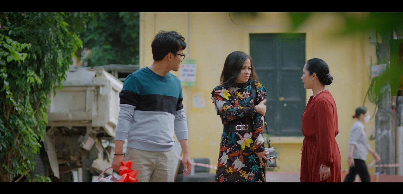 Thương bất đắc dĩ tới xin lỗi gia đình nhà bà Nga cùng mẹ và em trai. Thương bất đắc dĩ tới xin lỗi gia đình nhà bà Nga cùng mẹ và em trai.