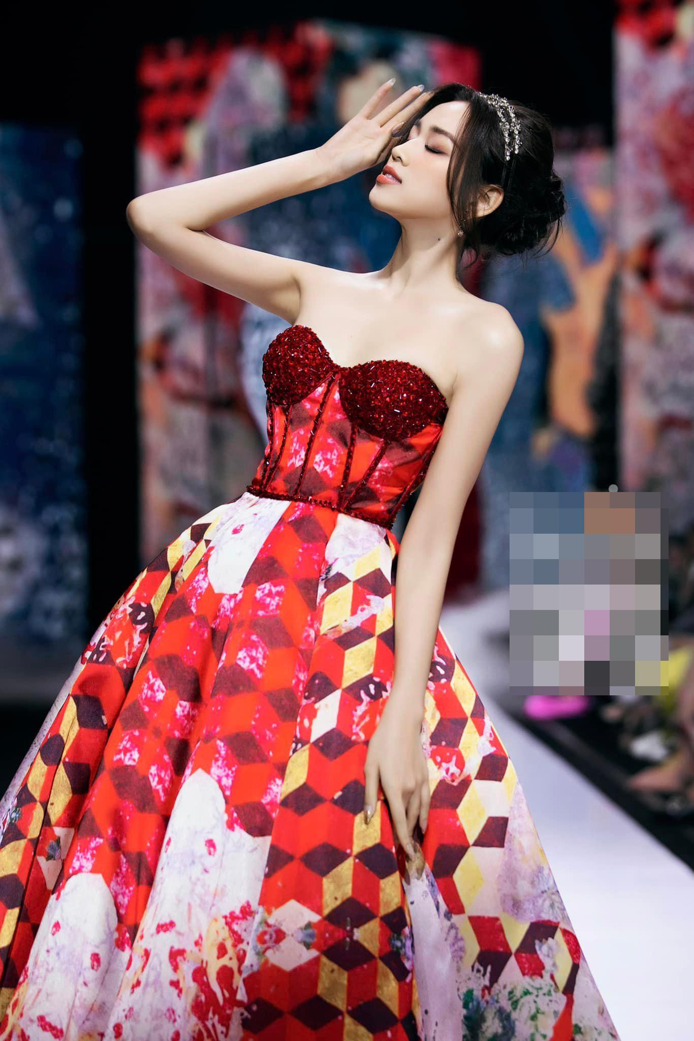 Trong tuần lễ thời trang mới đây, Hoa hậu Đỗ Thị Hà xuất hiện đầy ấn tượng trên sàn runway.