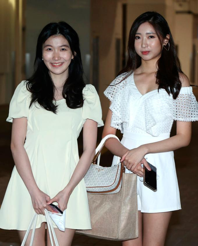 Bobo (trái)- sinh viên ngành Tâm lý học Đại học Hong Kong và Darling- sinh viên ngành Báo chí.