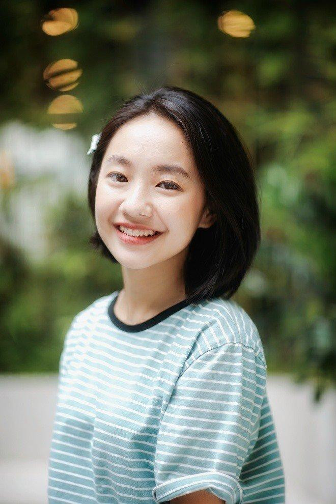 Hoàng Hà sinh năm 1996, theo đuổi công việc diễn xuất từ năm 2015. Nữ diễn viên từng tham gia các phim ngắn, tham gia lồng tiếng và từng học qua sản xuất phim.