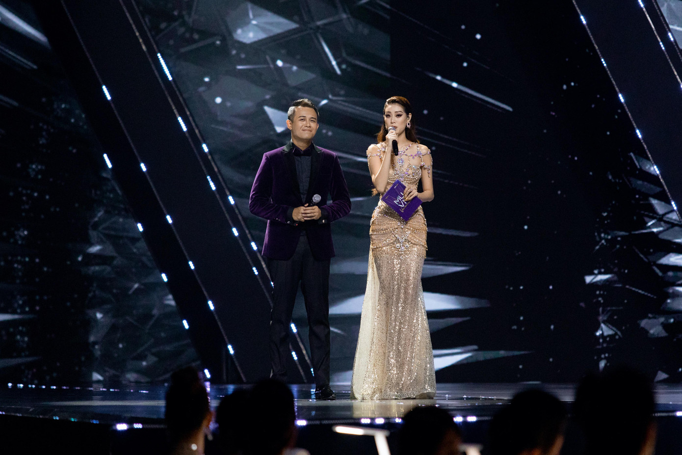 MC Đức Bảo và Hoa hậu Khánh Vân dẫn chương trình Bán kết Hoa hậu Hoàn vũ Việt Nam 2022.