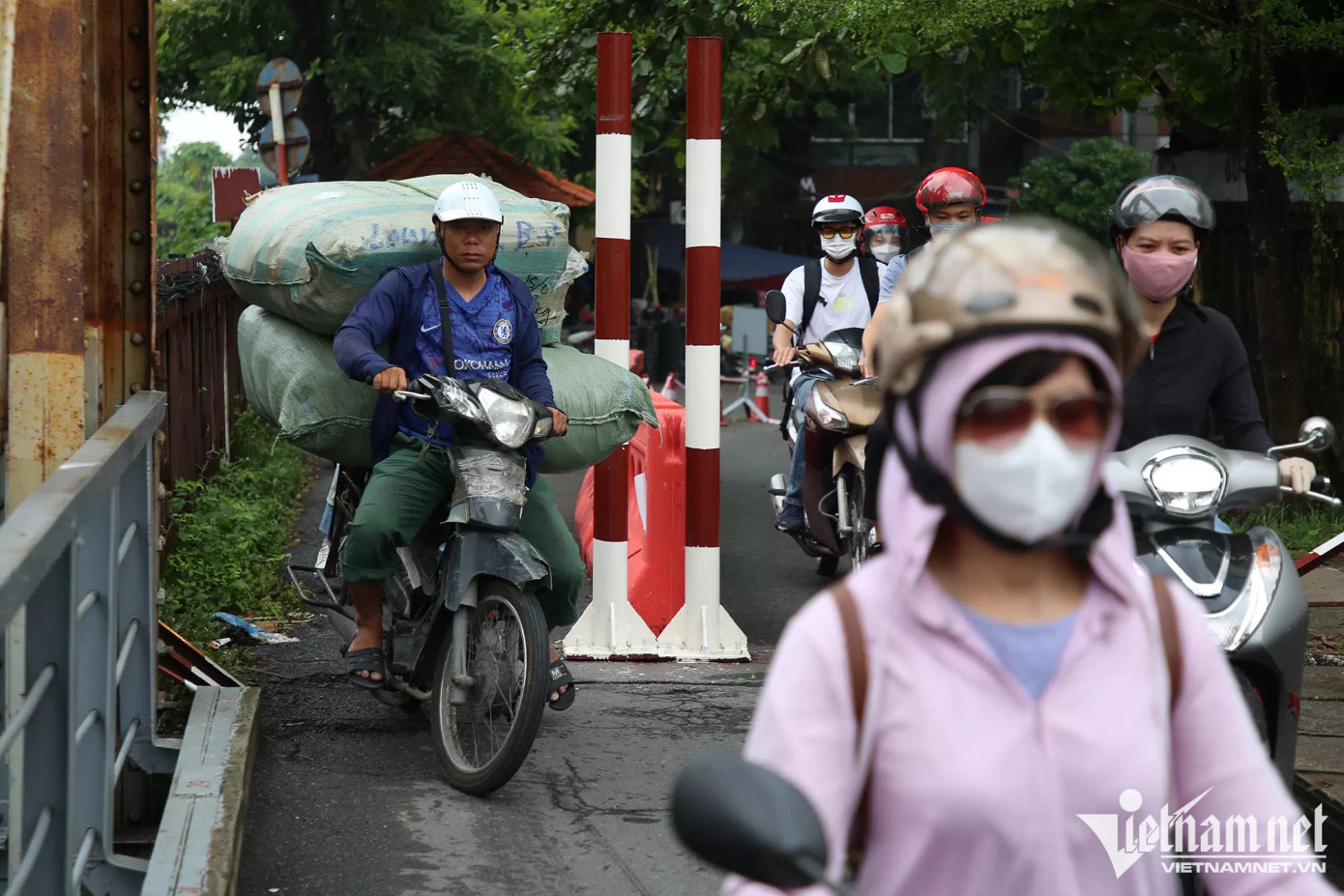 Chị Nguyễn Lê Thanh (Long Biên) cho biết, chị khá bất ngờ khi thấy hàng dải phân cách mới được dựng lên ở cầu Long Biên: “Tôi ủng hộ lực lượng chức năng có giải pháp ngăn xe 3 bánh, xe thồ đi lên cầu. Tuy nhiên cơ quan quản lý cầu cần nghiên cứu lại điểm lắp đặt hàng rào vì lối lên cầu quá hẹp khiến việc đi lại của người dân gặp khó khăn”. Chị Nguyễn Lê Thanh (Long Biên) cho biết, chị khá bất ngờ khi thấy hàng dải phân cách mới được dựng lên ở cầu Long Biên: “Tôi ủng hộ lực lượng chức năng có giải pháp ngăn xe 3 bánh, xe thồ đi lên cầu. Tuy nhiên cơ quan quản lý cầu cần nghiên cứu lại điểm lắp đặt hàng rào vì lối lên cầu quá hẹp khiến việc đi lại của người dân gặp khó khăn”.