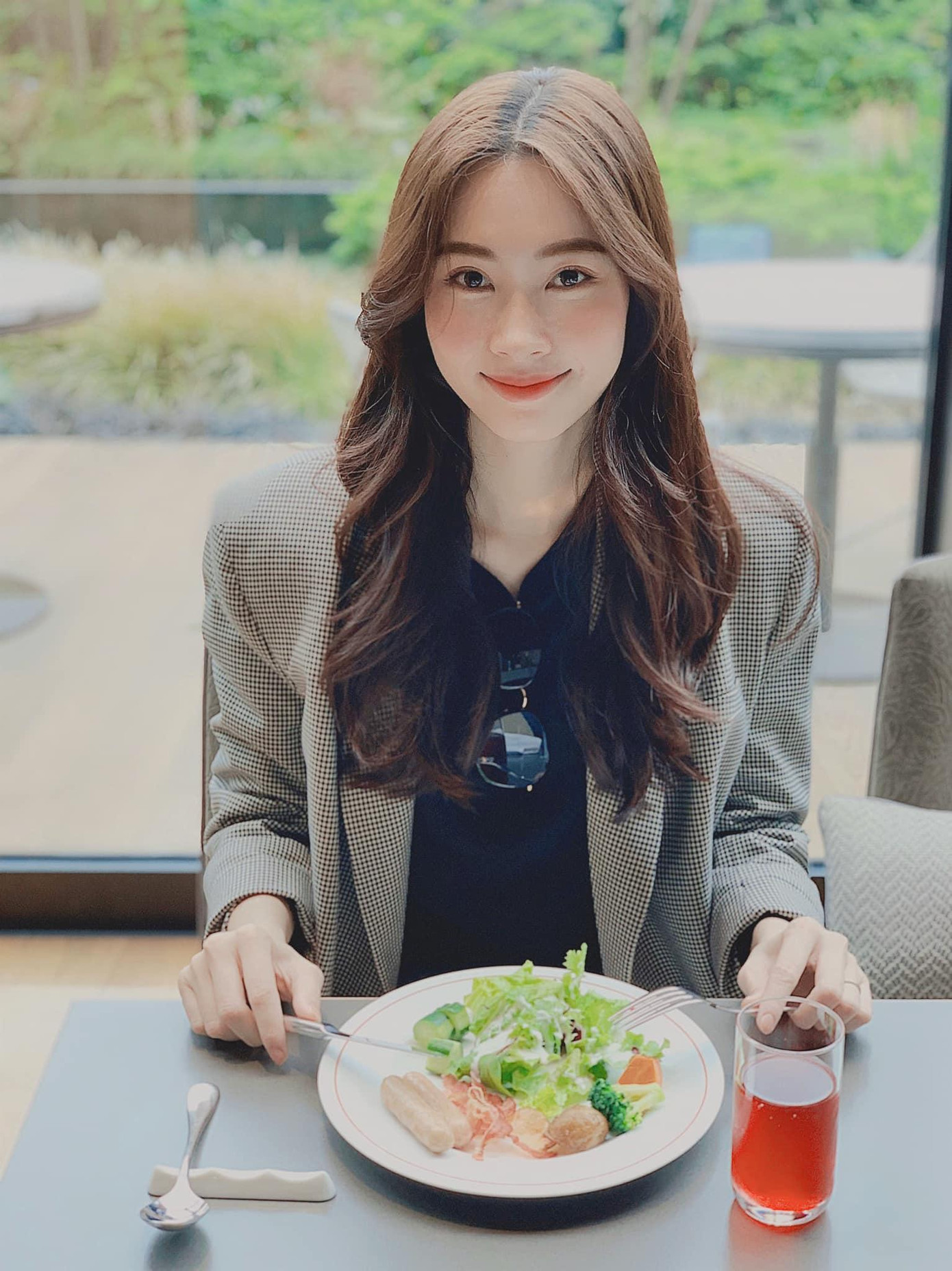 Những hình ảnh đời thường của nàng hậu luôn nhận "bão" like.