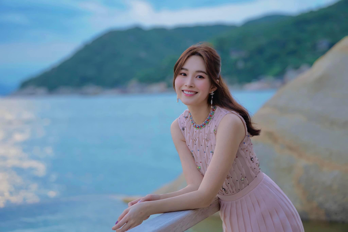 Đặng Thu Thảo đăng quang Hoa hậu Việt Nam 2012. Thời điểm đó, Thu Thảo 21 tuổi, là sinh viên trường Đại học Tây Đô, TP.Cần Thơ. Cô cao 1m73, nặng 49 kg, số đo 3 vòng 83- 63- 90cm.