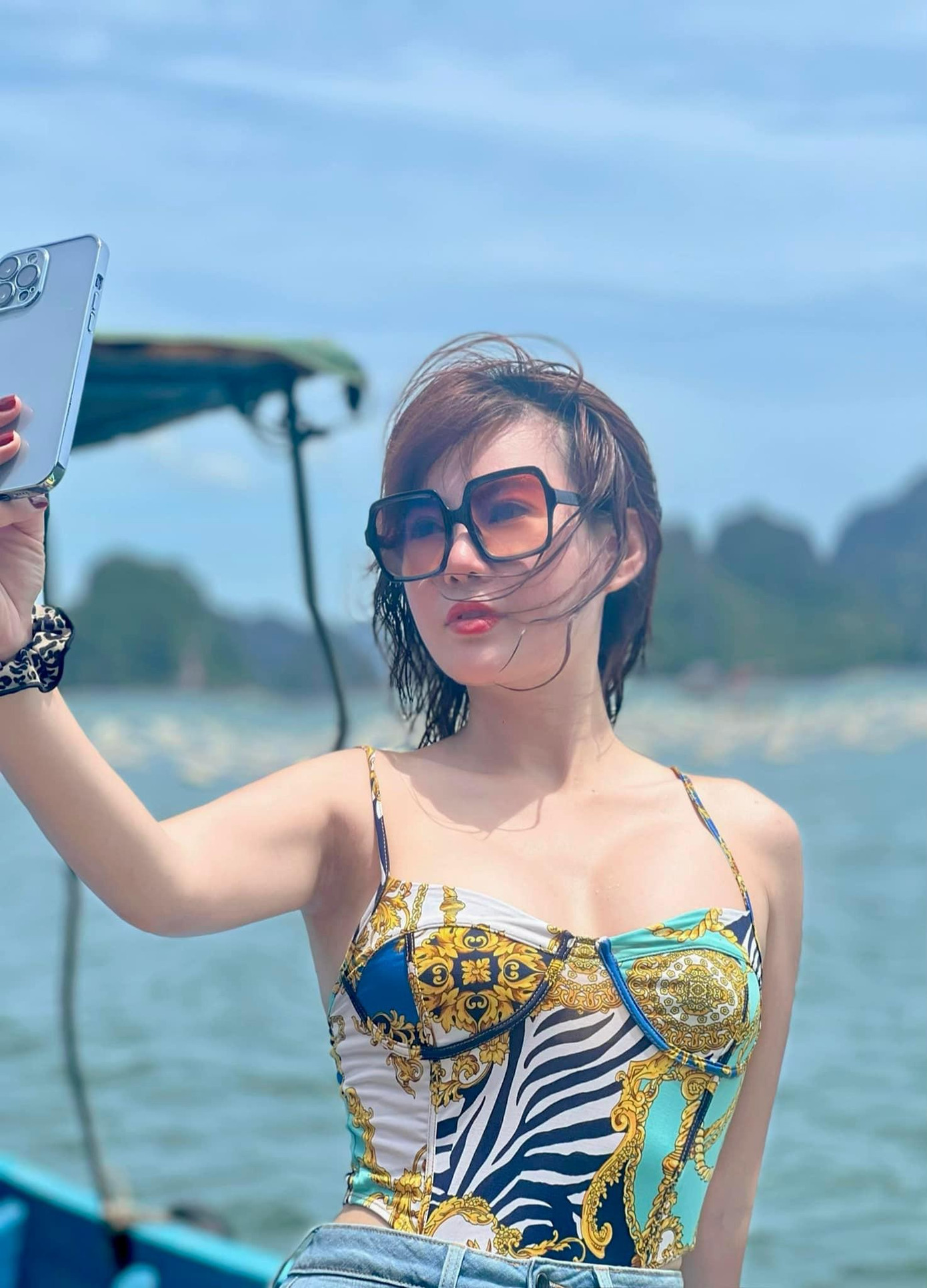 Diễn viên Thanh Hương xứng danh "nữ hoàng bikini". Từ đầu mùa hè tới thời điểm hiện tại, Thanh Hương liên tục tung ảnh bikini khoe body cực nóng bỏng, sexy.