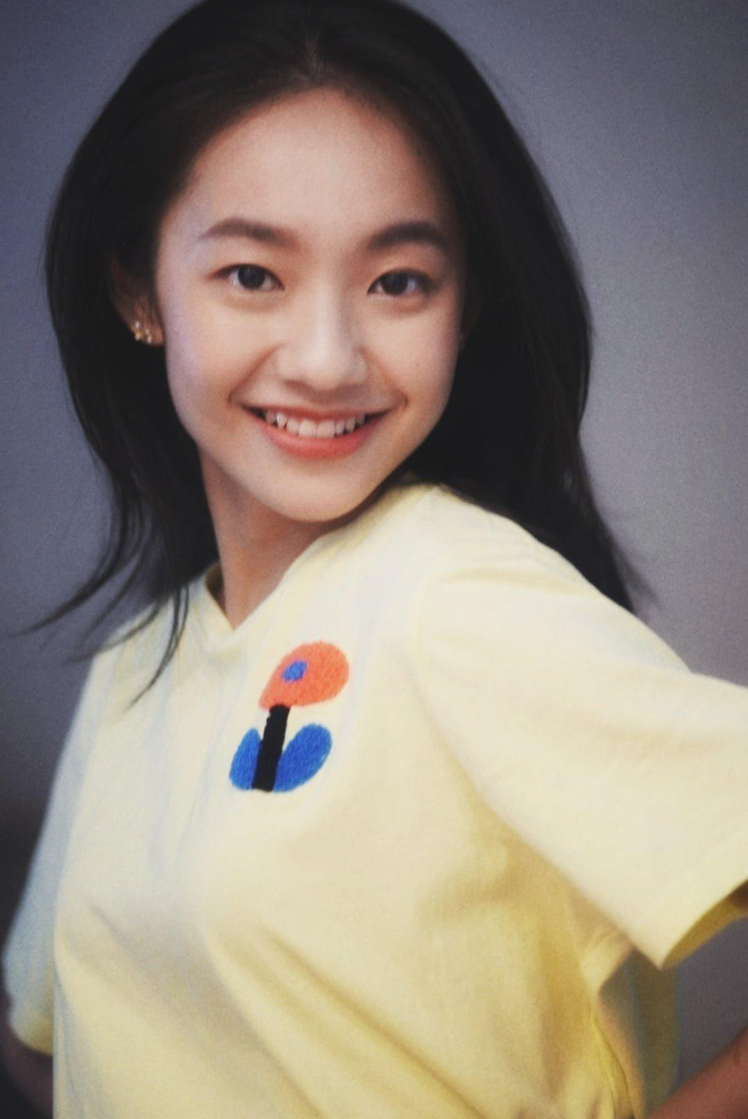 Dù là gương mặt mới của màn ảnh rộng nhưng Hoàng Hà từng đóng một vài quảng cáo cũng xuất hiện trong một số MV ca nhạc của các ca sĩ nổi tiếng như: Hòa Minzy, Hoàng Dũng…