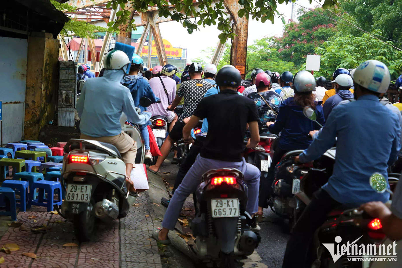 Nhiều người đi xe máy lên vỉa hè để tìm đường thoát ùn tắc. Nhiều người đi xe máy lên vỉa hè để tìm đường thoát ùn tắc.