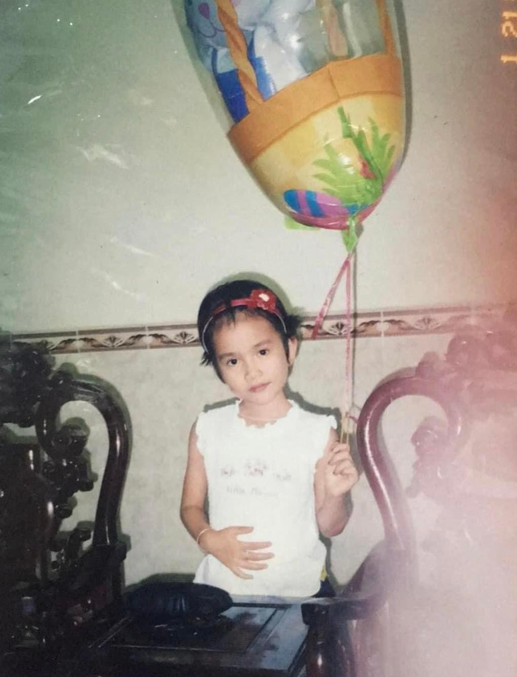 Bức ảnh ngày nhỏ hiếm hoi được Á hậu Phương Anh chia sẻ nhân dịp Quốc tế thiếu nhi 1/6 năm nay.