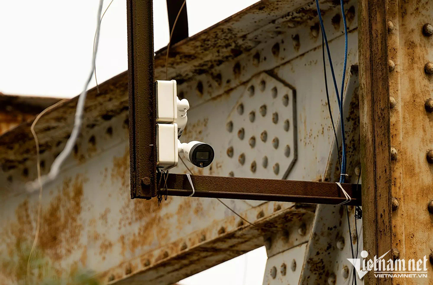 Trước đó, Công ty đường sắt Hà Hải cũng đã cho lắp các camera giám sát để theo dõi trạng thái của cầu, phát hiện những vi phạm; trích xuất camera hàng ngày, hàng tuần gửi về Tổng Công ty Đường sắt Việt Nam cũng như các cơ quan chức năng như CSGT Hà Nội để xử lý vi phạm bằng hình thức phạt nguội. Trước đó, Công ty đường sắt Hà Hải cũng đã cho lắp các camera giám sát để theo dõi trạng thái của cầu, phát hiện những vi phạm; trích xuất camera hàng ngày, hàng tuần gửi về Tổng Công ty Đường sắt Việt Nam cũng như các cơ quan chức năng như CSGT Hà Nội để xử lý vi phạm bằng hình thức phạt nguội.