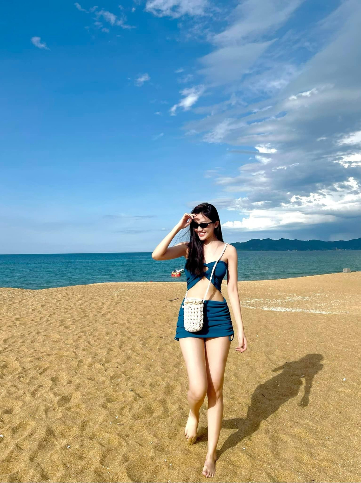 Bộ bikini màu xanh đậm giúp nữ diễn viên tôn làn da trắng sứ không tì vết.