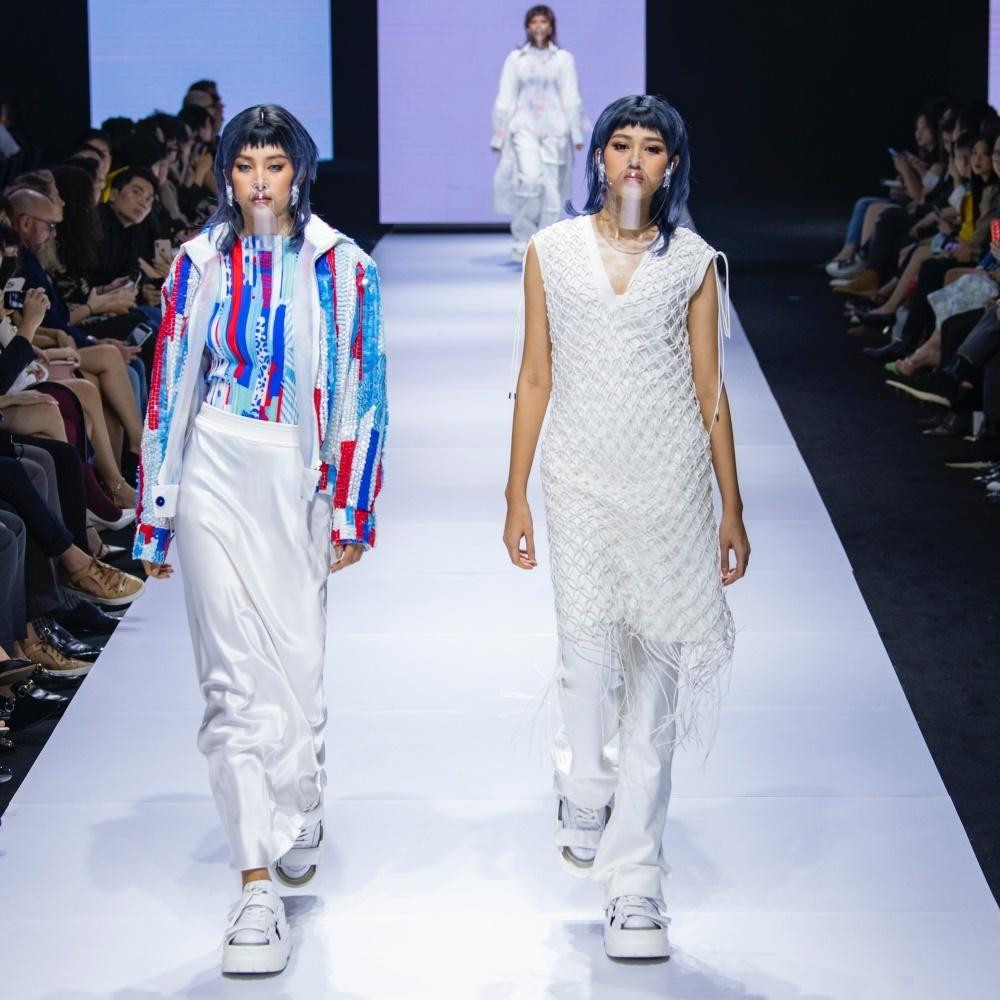 Tuy nhiên với chiều cao ấn tượng và đôi chân thon dài, thẳng tắp, Hoa hậu Đỗ Thị Hà vẫn được các nhà thiết kế tin tưởng giao các vị trí trình diễn quan trọng.