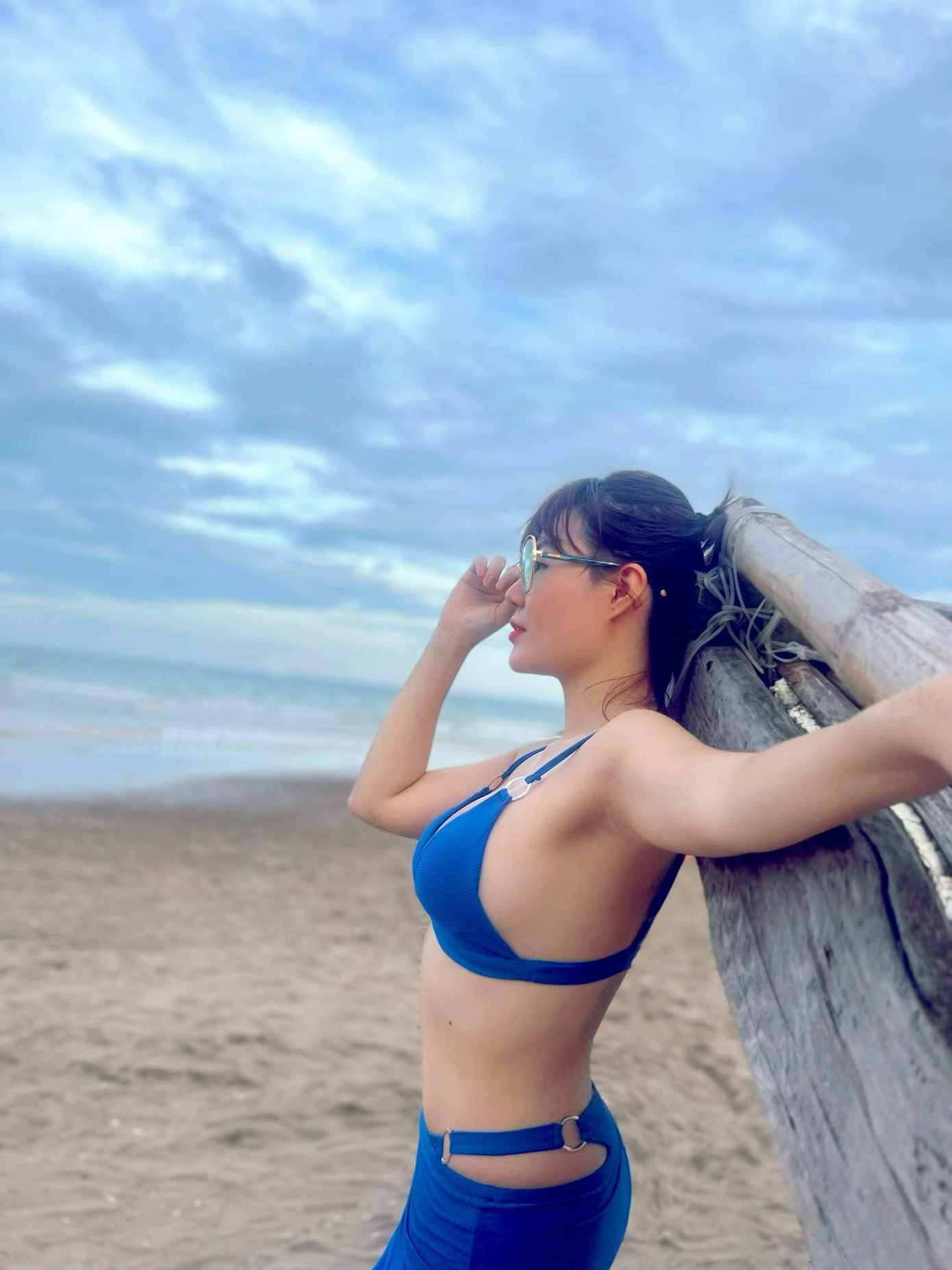 Thanh Hương kể, cô theo Pencak Silat và Taekwondo, từng đi thi toàn quốc và có “lương” từ hồi học lớp 6, lớp 7. Sau đó, Thanh Hương khám phá bản thân có năng khiếu về nghệ thuật nên thi vào Trường Cao đẳng Nghệ thuật Hà Nội và chia tay sự nghiệp thể thao. Với nhan sắc xinh đẹp, body cân đối và chiều cao lý tưởng 1m70, Thanh Hương từng tham gia một số cuộc thi nhan sắc và giành vị trí cao. Thanh Hương kể, cô theo Pencak Silat và Taekwondo, từng đi thi toàn quốc và có “lương” từ hồi học lớp 6, lớp 7. Sau đó, Thanh Hương khám phá bản thân có năng khiếu về nghệ thuật nên thi vào Trường Cao đẳng Nghệ thuật Hà Nội và chia tay sự nghiệp thể thao. Với nhan sắc xinh đẹp, body cân đối và chiều cao lý tưởng 1m70, Thanh Hương từng tham gia một số cuộc thi nhan sắc và giành vị trí cao.