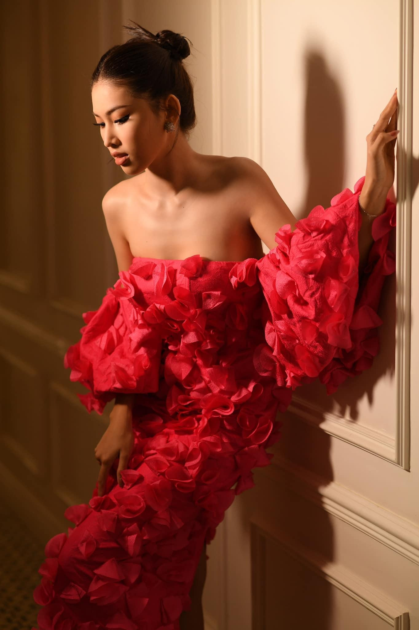 Trong suốt quá trình tham gia Miss Grand 2020, Ngọc Thảo luôn thể hiện một tinh thần 'quyết chiến' đầy máu lửa vì tinh thần màu cờ sắc áo. Một mình đi thi, cô phải tự tay make-up, làm tóc, trang điểm nhưng người đẹp luôn khiến fans nức nở vì mỗi lần xuất hiện của mình.