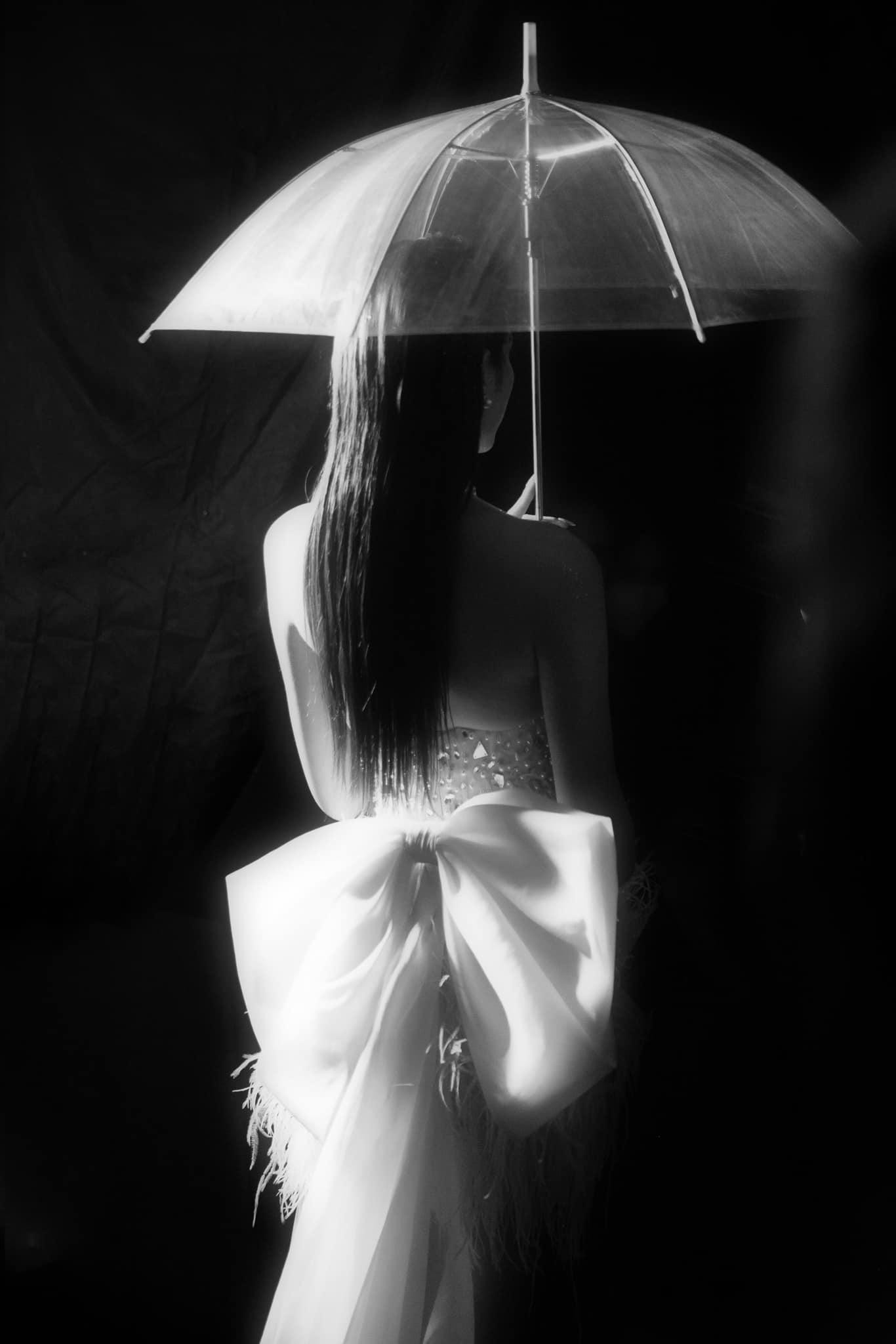 Tóc thẳng nhưng vẫn vô cùng sang chảnh khi sải bước trên sàn runway.