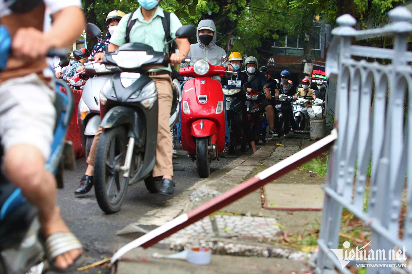 Đơn vị quản lý đã hàn thanh sắt chắn ngang để xe máy không thể đi lên phần dành cho người đi bộ. Đơn vị quản lý đã hàn thanh sắt chắn ngang để xe máy không thể đi lên phần dành cho người đi bộ.