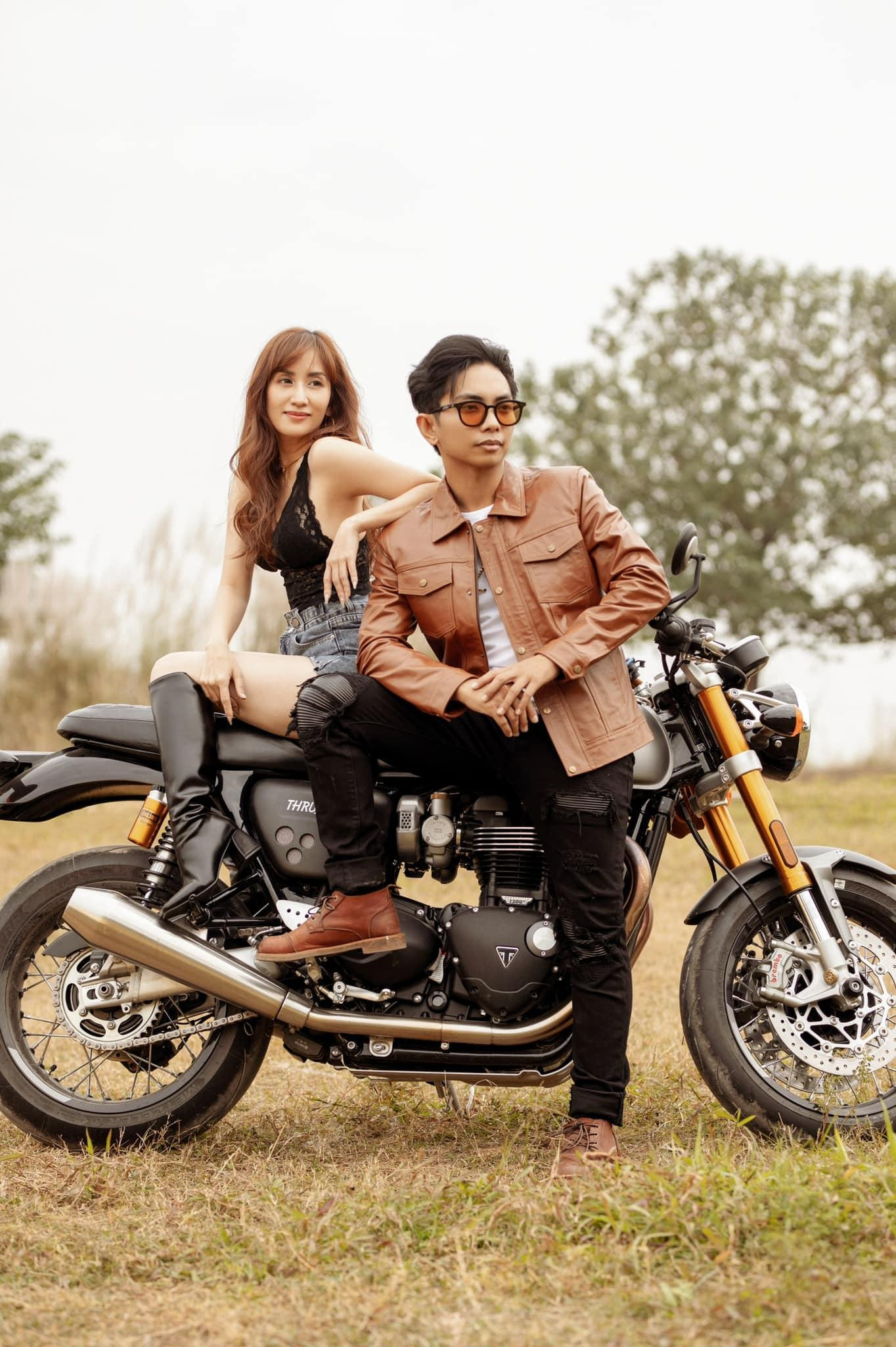 Trong lần gặp gỡ báo giới trước đó, Phan Hiển từng bất ngờ thông báo kế hoạch sẽ tổ chức đám cưới với bà xã vào dịp cuối năm. Anh tâm sự rằng, đó là điều anh muốn làm sau sự hy sinh lớn lao của bà xã để anh có sự nghiệp thăng hoa như hiện tại.