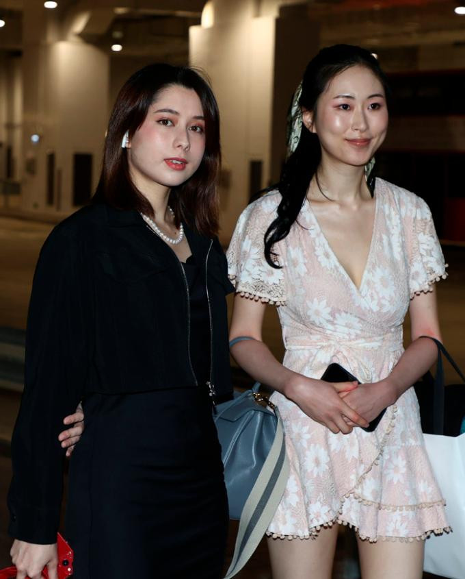 Đôi bạn thân Lạc Nhi (trái) và Erica cùng đăng kí tham dự cuộc thi.