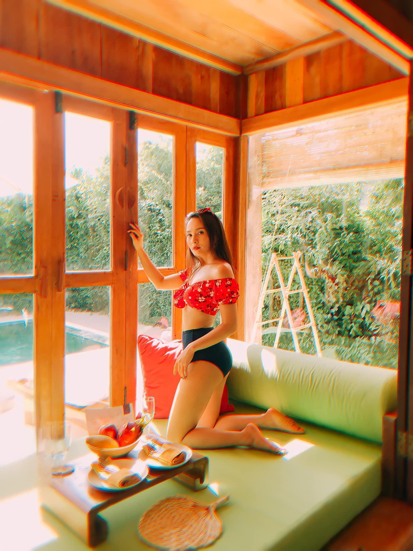 Vòng eo bé xíu khi diện bikini của Bảo Thanh khiến dân tình không khỏi choáng váng. Nhiều người bất ngờ và để lại bình luận khen ngợi khi Bảo Thanh nhanh chóng lấy lại vóc dáng sau sinh con thứ hai. Tuy nhiên, nếu thường xuyên theo dõi trang cá nhân của nữ diễn viên thì thấy đây là "cú lừa" bởi hình ảnh này được chụp khoảng 3 năm trước khi Bảo Thanh chưa mang bầu bé thứ 2.