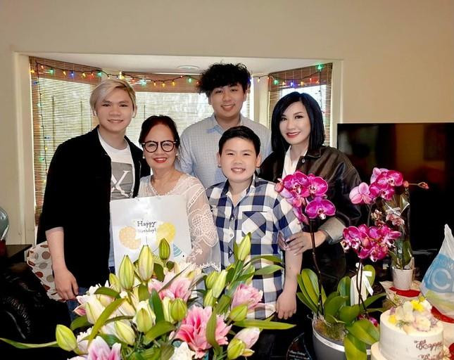 Trizzie Phương Trinh luôn xuất hiện trong tiệc sinh nhật của mẹ chồng dù cô và Bằng Kiều ly hôn đã lâu.