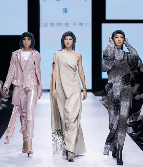 Có thể thấy, thời gian đầu sau khi đăng quang, Hoa hậu Đỗ Thị Hà là “tân binh” với những sải bước thiếu tự tin so với đàn chị như Lương Thùy Linh, Trần Tiểu Vy…