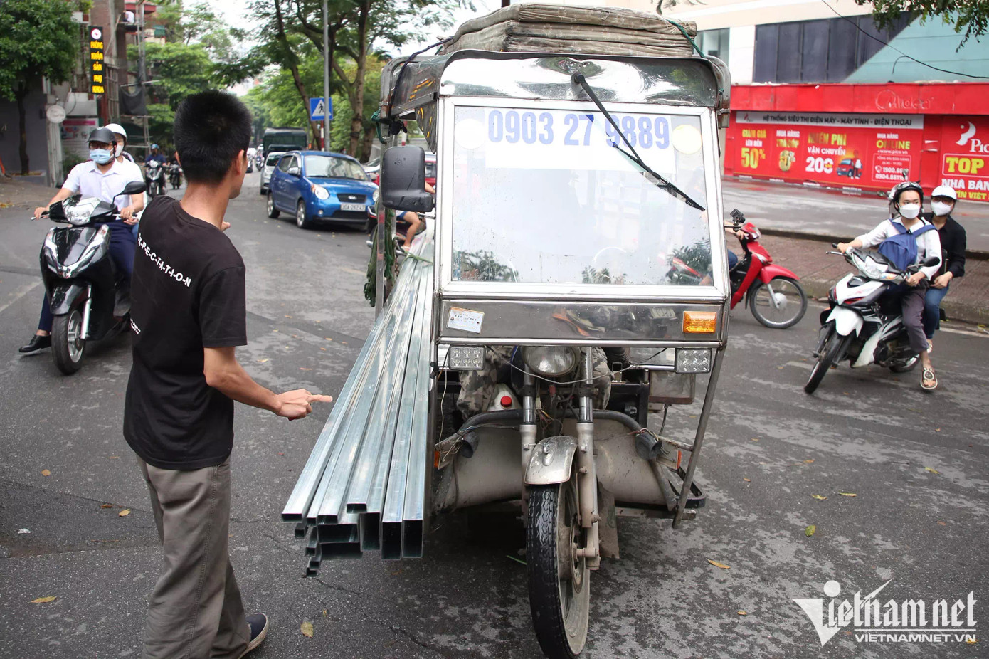 Sáng nay, vẫn còn xe 3 bánh đi lên cầu. Sáng nay, vẫn còn xe 3 bánh đi lên cầu.