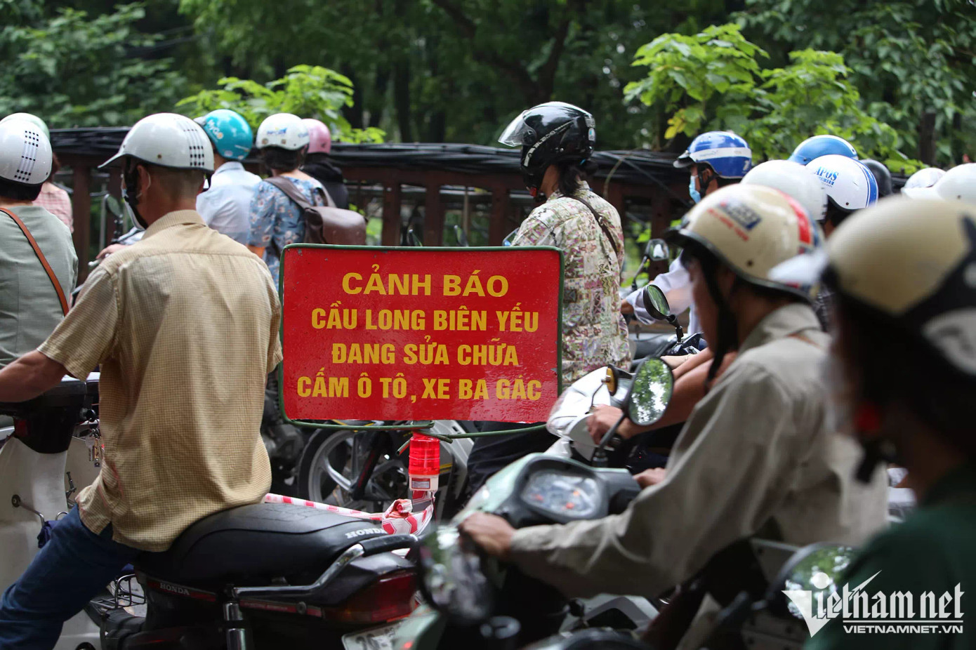 Đơn vị quản lý cầu đặt thêm biển cảnh báo từ xa. Đơn vị quản lý cầu đặt thêm biển cảnh báo từ xa.