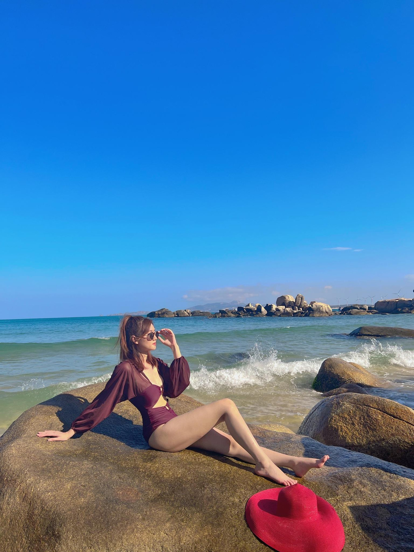 Cô nàng thường chia sẻ những hình ảnh mới lên trang cá nhân và thể hiện sự vui vẻ, phấn chấn.