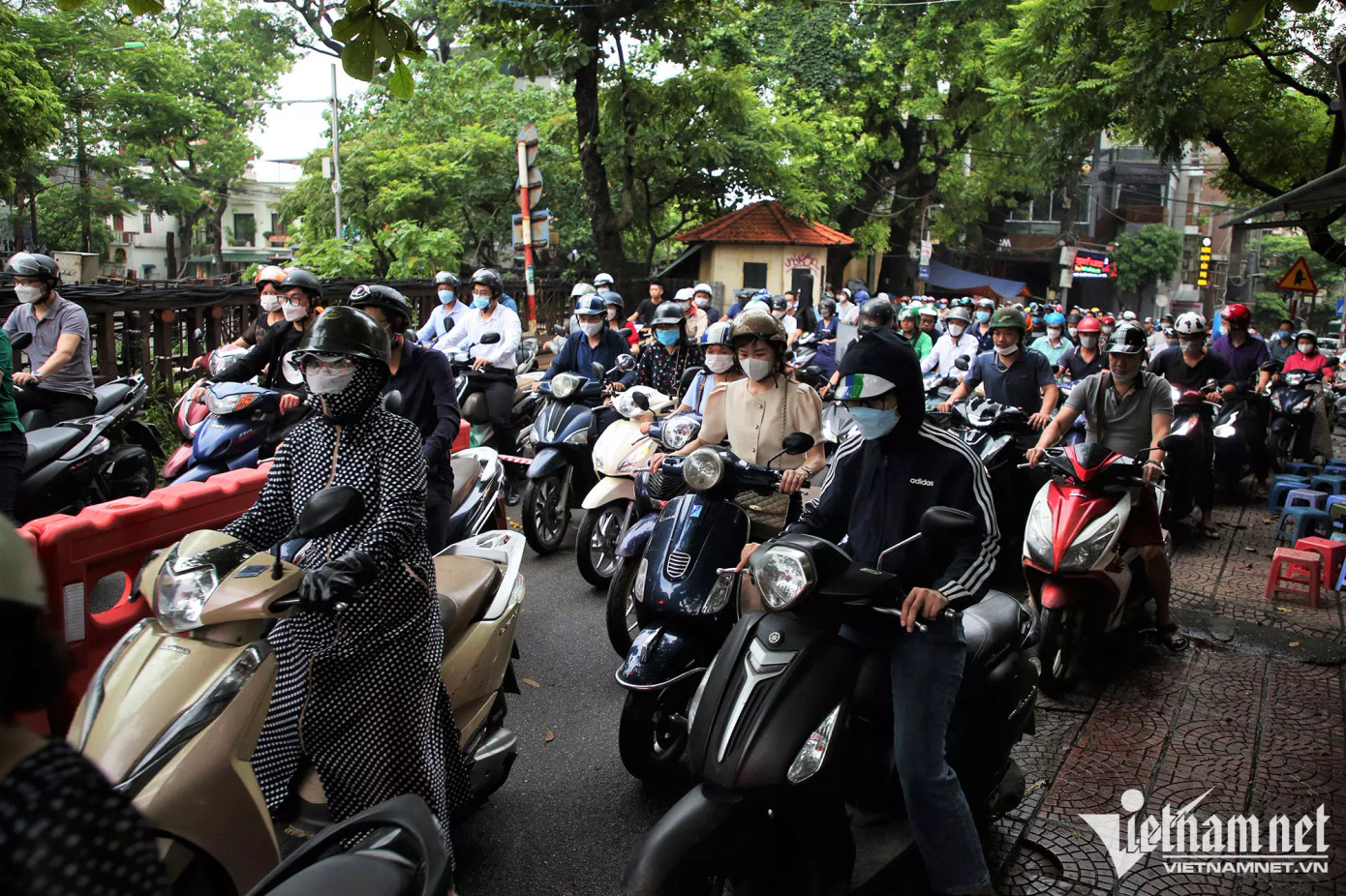 Thêm vào đó, tại điểm đầu cầu không có lực lượng chức năng ứng trực, phân luồng nên xảy ra tình trạng xe máy chen lấn hoặc quay đầu gây ùn tắc. Thêm vào đó, tại điểm đầu cầu không có lực lượng chức năng ứng trực, phân luồng nên xảy ra tình trạng xe máy chen lấn hoặc quay đầu gây ùn tắc.