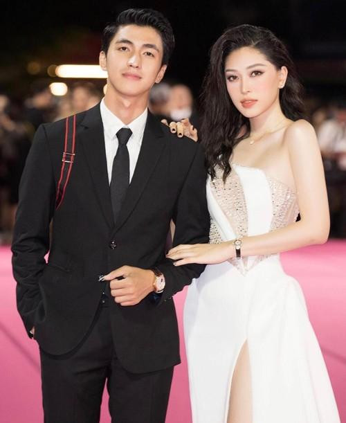 Ngoài sàn diễn thời trang, Á hậu Phương Nga và diễn viên Bình An luôn chọn trang phục theo phong cách hiện đại, thanh lịch mỗi khi xuất hiện cùng nhau.