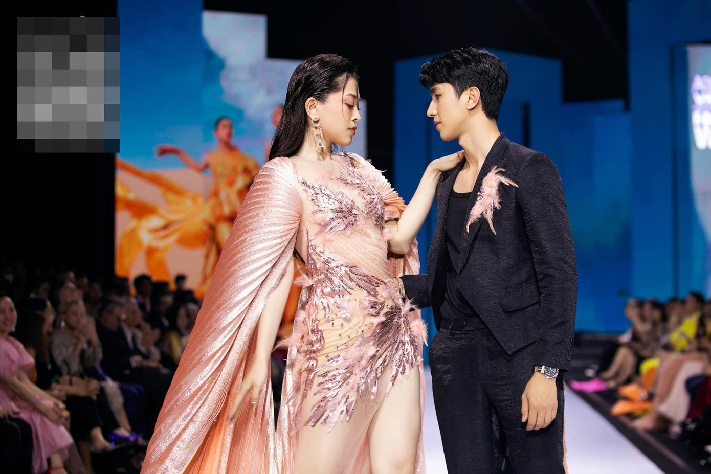 Mới đây, Á hậu Phương Nga chia sẻ loạt ảnh cô cùng bạn trai trình diễn thời trang trong sự kiện đình đám của làng mốt.