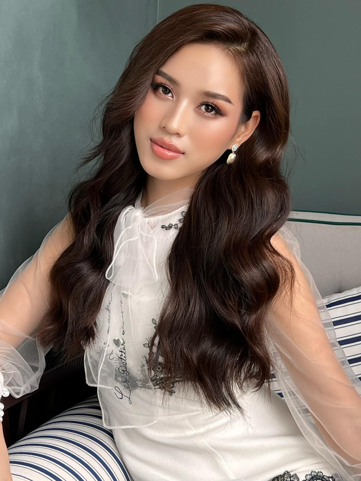 Mới đây, Hoa hậu Đỗ Thị Hà chia sẻ loạt ảnh mới khoe nhan sắc vô cùng xinh đẹp. Cô nàng diện váy trắng với điểm nhấn là phần ren xuyên thấu ở cánh tay và cổ áo thắt nơ.