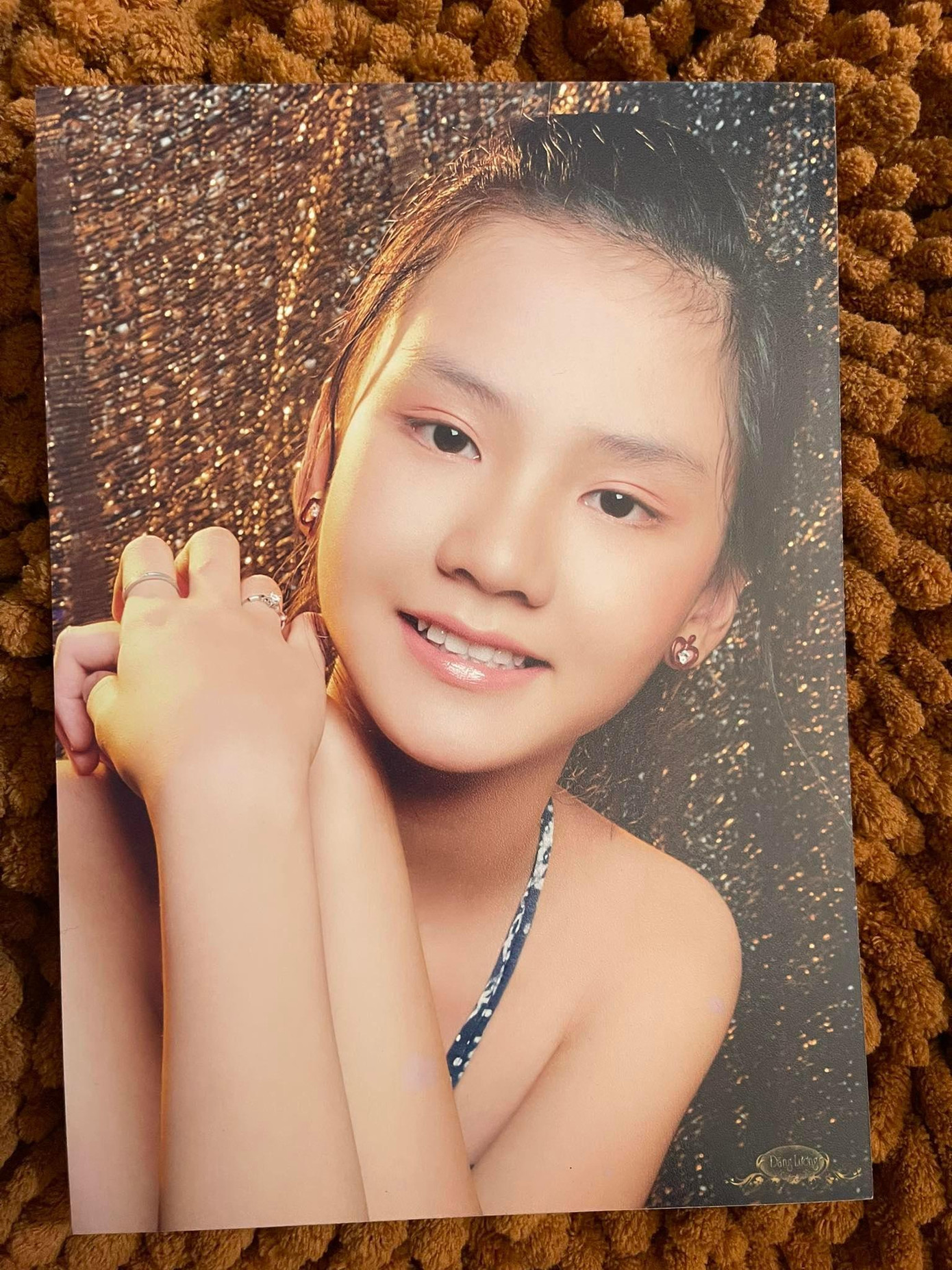 Cô nàng sở hữu đôi mắt bồ câu, sống mũi cao và nụ cười rạng rỡ.