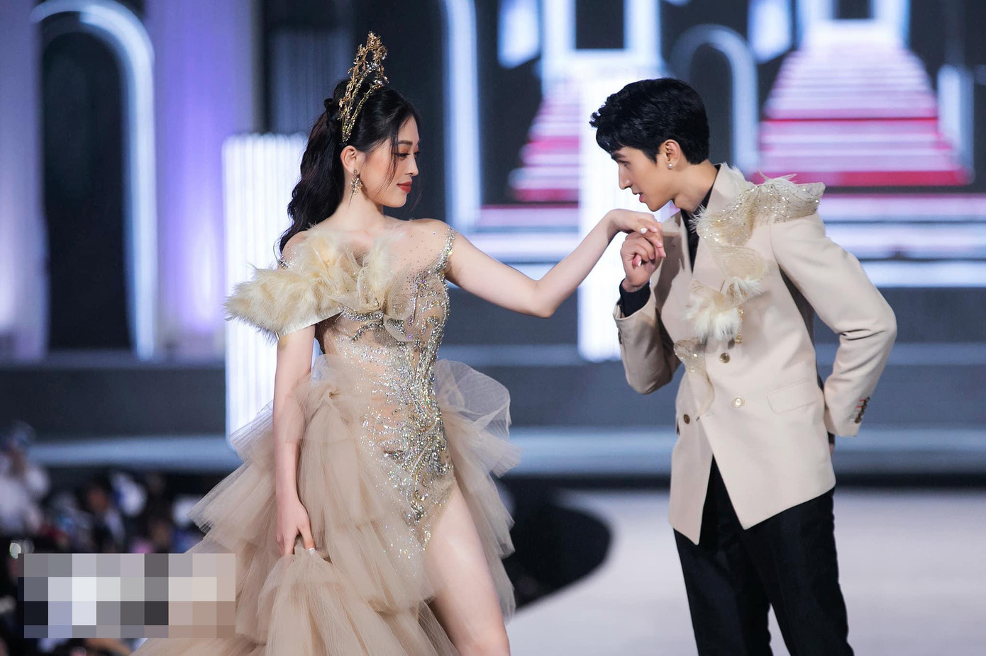 Cách đây không lâu, Bình An và Phương Nga tái hiện màn cầu hôn trên sân khấu chương trình Vietnam Beauty Fashion Fest trong khuôn khổ cuộc thi Miss World Viet Nam 2022.