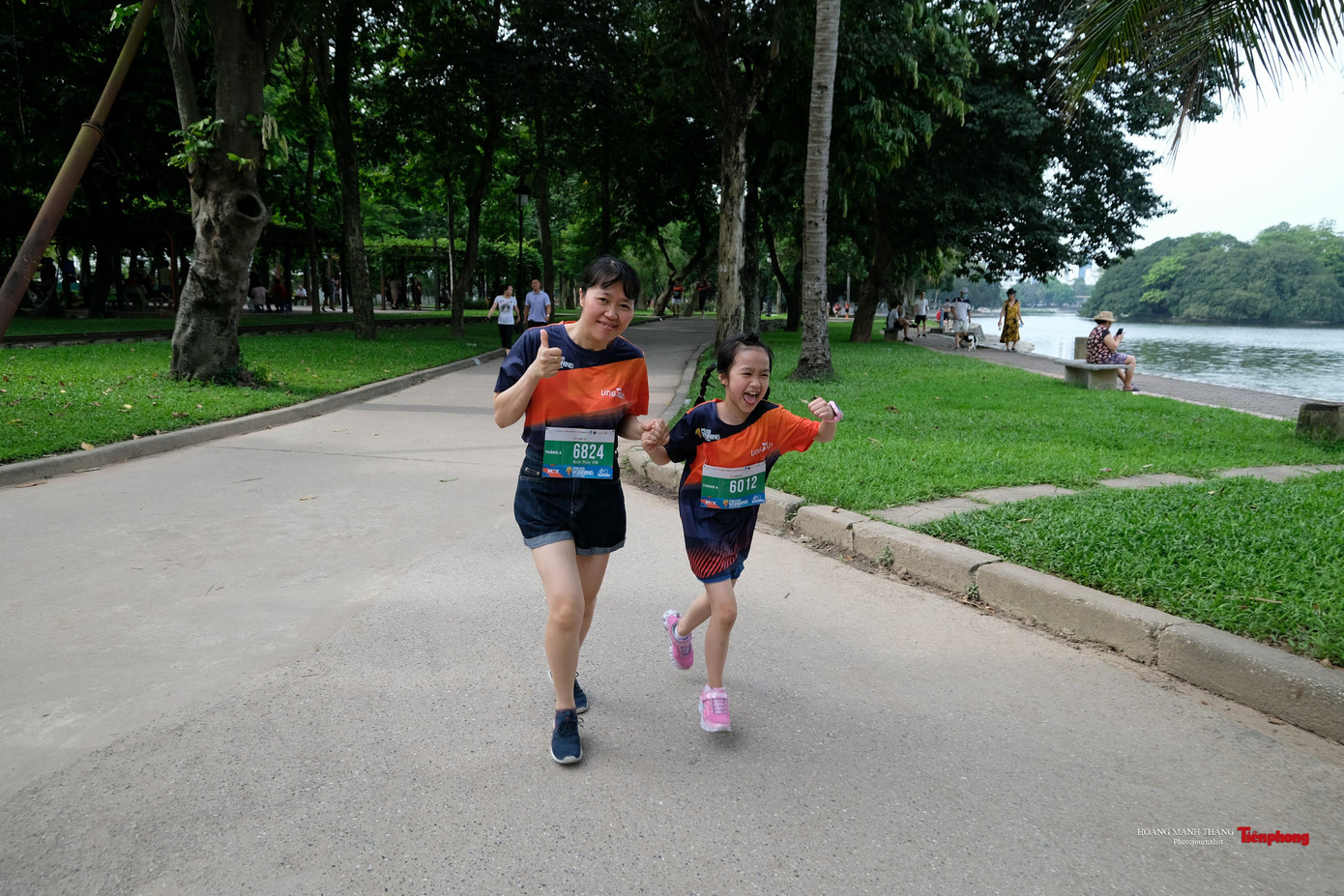 Nhiều em nhỏ tham gia đường chạy cùng cha, mẹ.