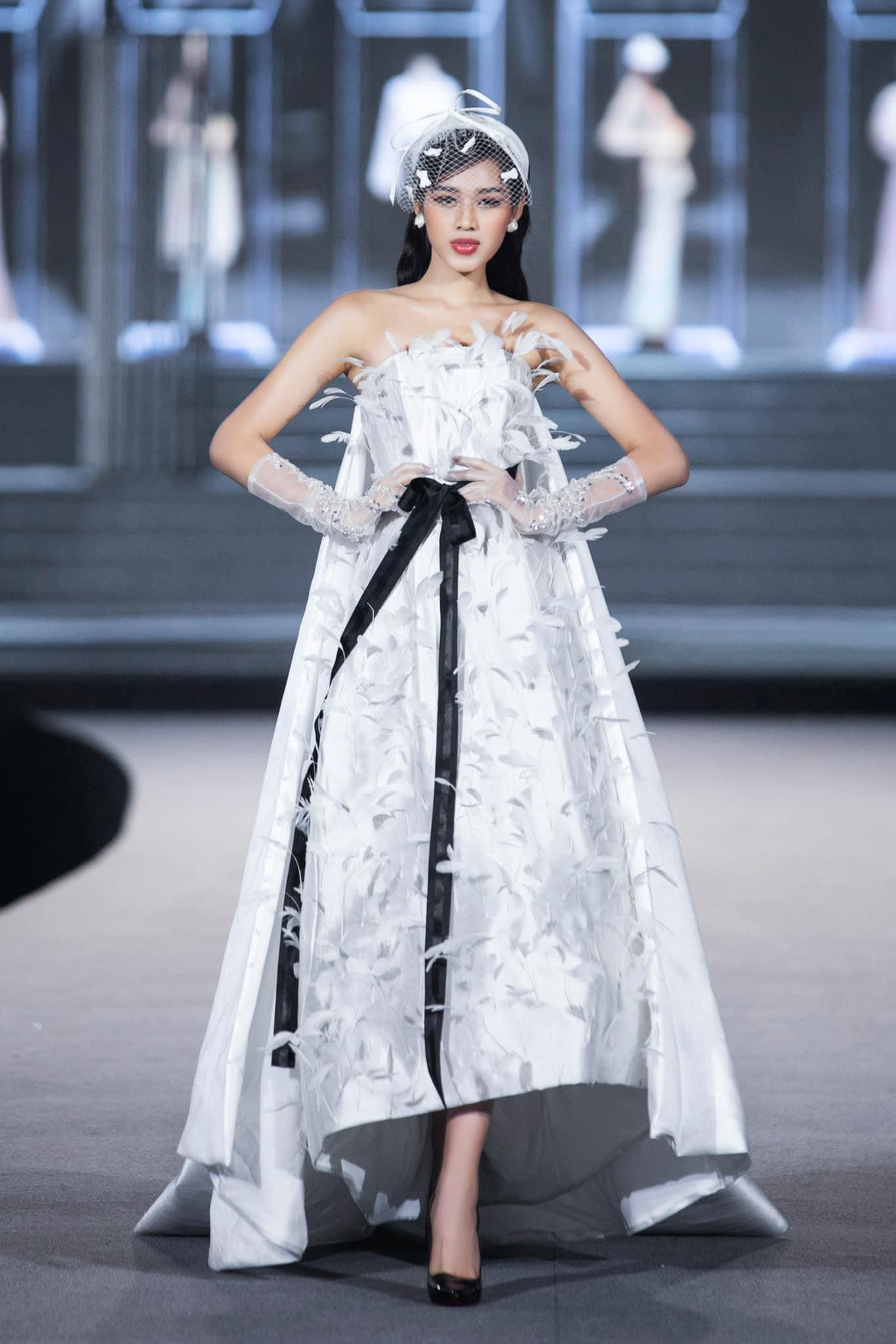 Đỗ Thị Hà nhận được "cơn mưa" lời khen mỗi lần trình diễn thời trang sau 2 năm đăng quang.