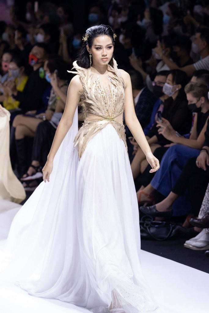 Hoa hậu Việt Nam là cuộc thi nhan sắc đầu tiên mà Đỗ Thị Hà thử sức và may mắn giành vương miện cao quý. Từ cô gái chưa từng trình diễn thời trang, Hoa hậu Đỗ Thị Hà chạm ngõ và nỗ lực học hỏi để tiến bộ từng ngày.