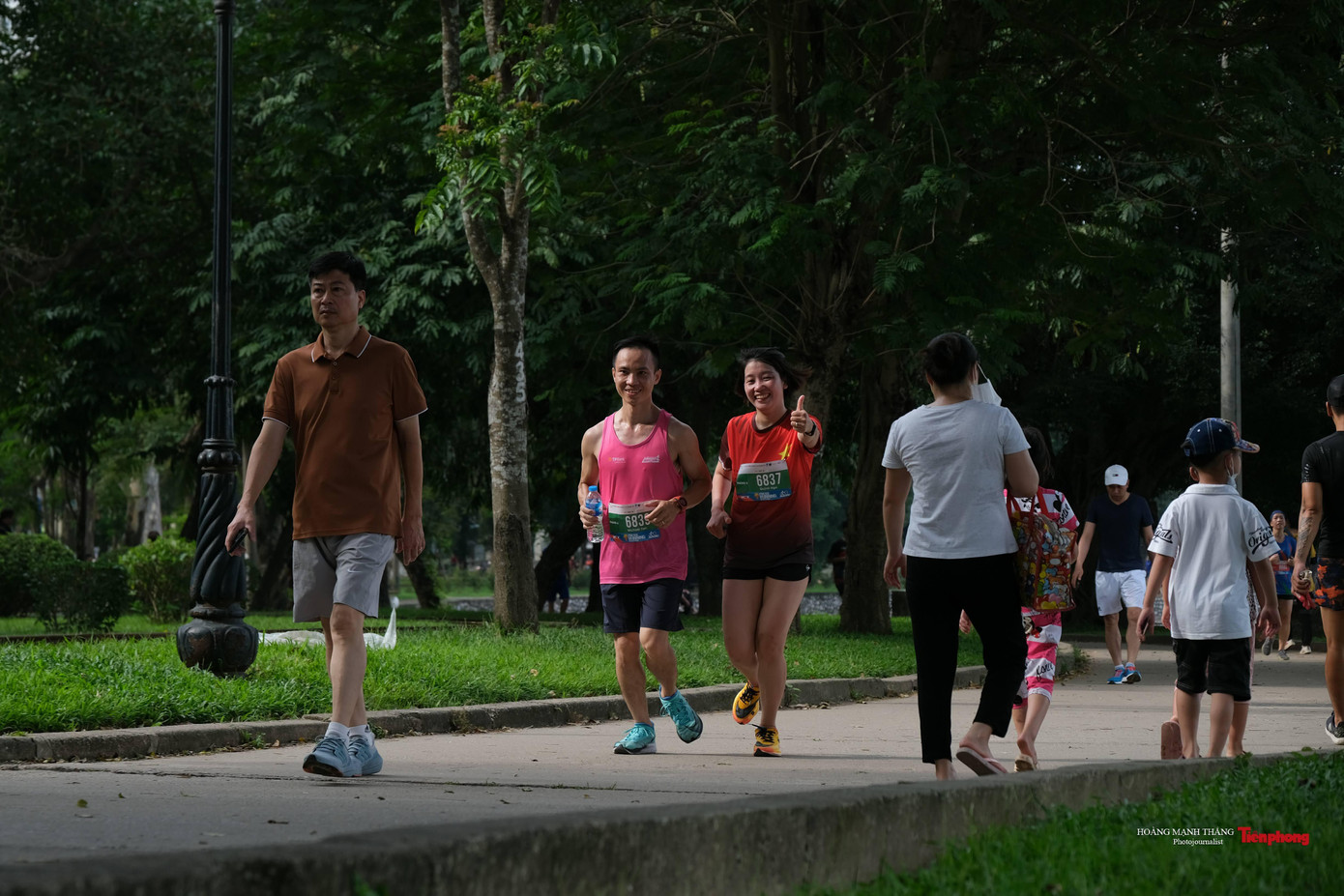 Các VĐV tham gia thi đấu ở các cự ly 6km hoặc 12km vòng quanh công viên Thống Nhất.