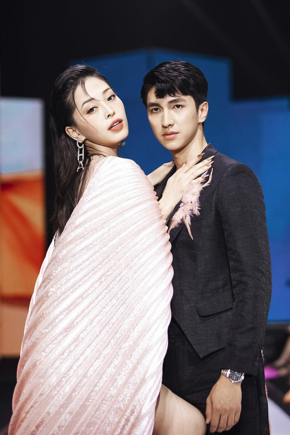 Sự ăn ý của cặp đôi khiến nhiều người hâm mộ thích thú. Đặc biệt, diễn viên Bình An có những cử chỉ hết sức ngọt ngào dành cho bạn gái.